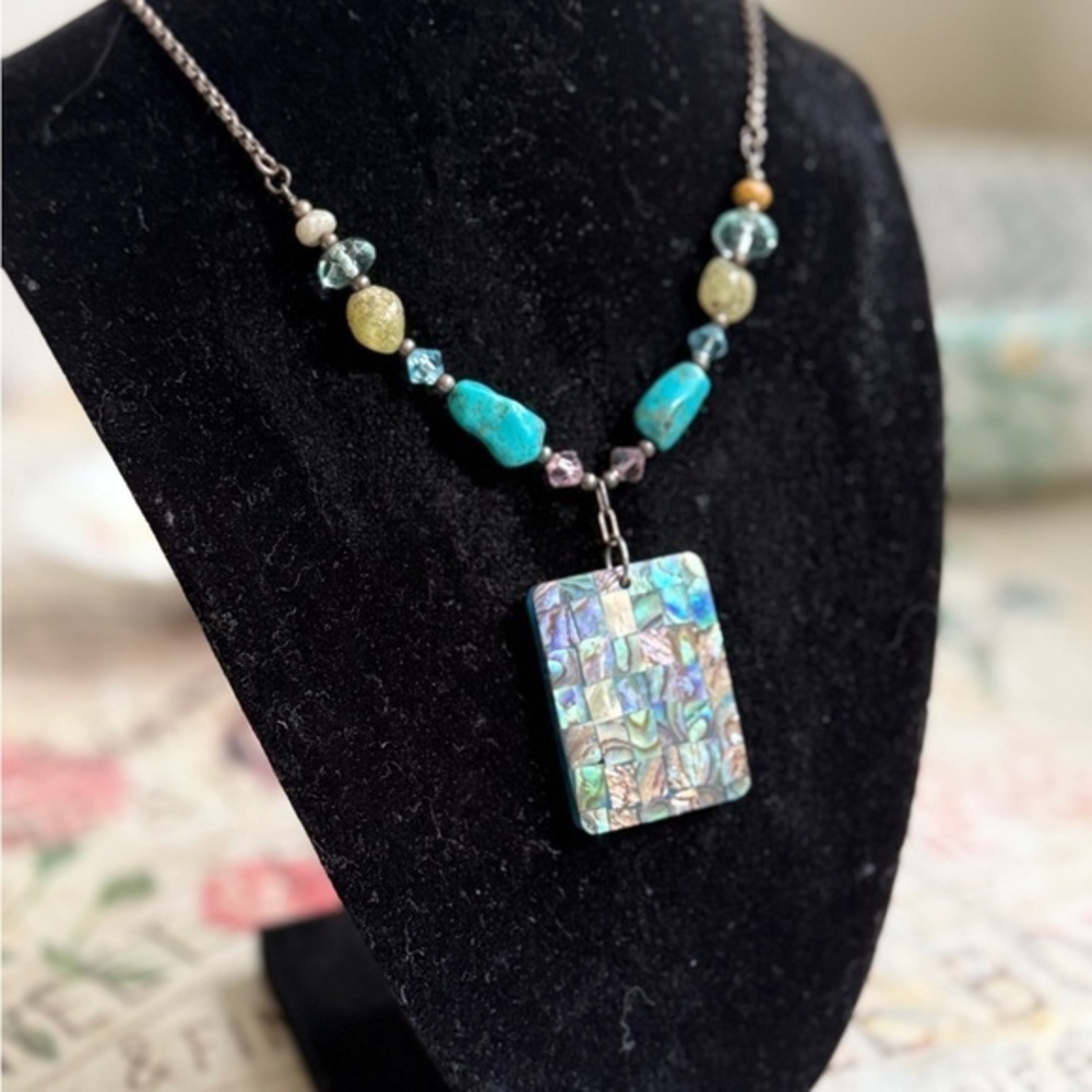 Beautiful Turquoise and Silver Necklace. - Picture 1 of 4